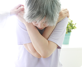 편안하게 느껴지던 사람, 장소, 사물이 낫설거나 두렵다.